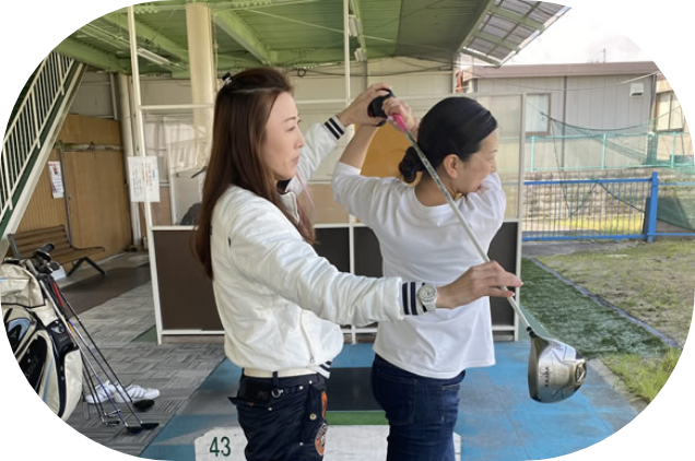 ゴルフレッスンを受ける女性