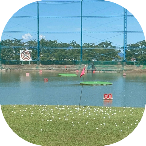 ゴルフセンター内の池