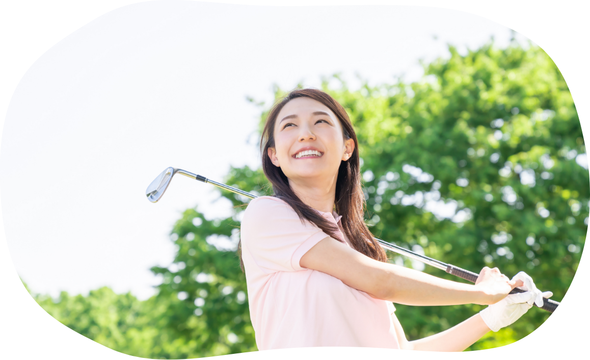 ゴルフを楽しむ女性