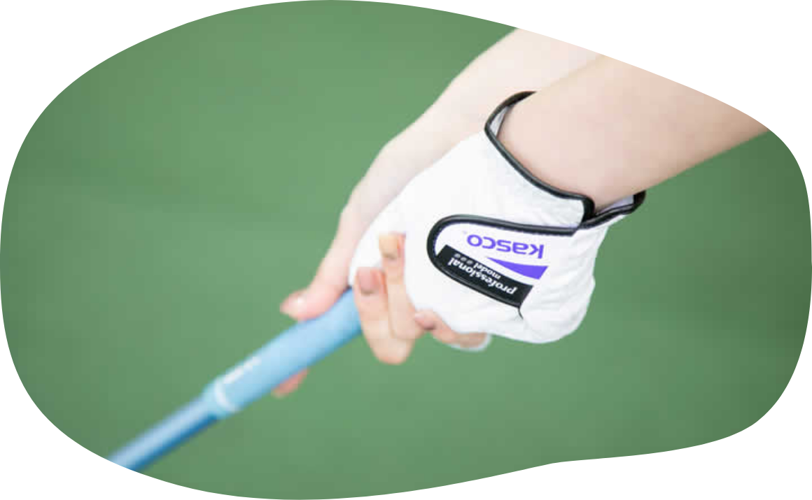 ゴルフグローブをつけた手元