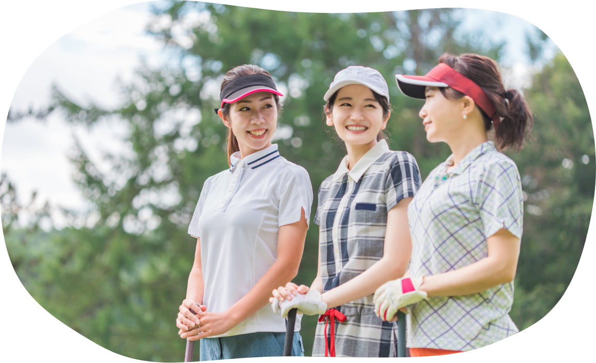 友人たちとゴルフを楽しむ女性