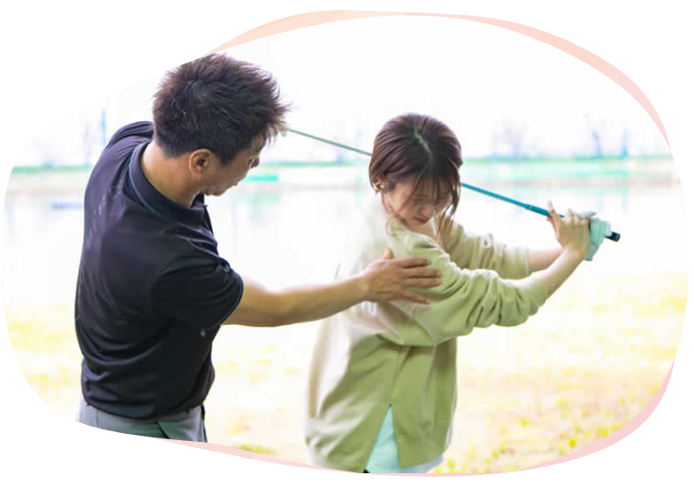 ゴルフレッスンを受ける女性